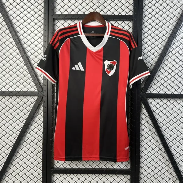 fan-argentina-river-plate-river-plate-visitante-2025-26_0.webp River Plate Visitante 2025-26 - Versión Fan