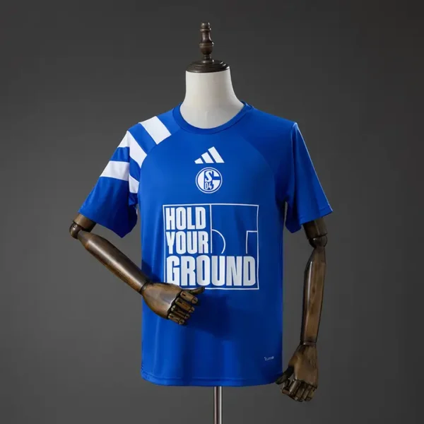 fan-bundesliga-schalke-04-schalke-04-statement-2026-27_0.webp Schalke 04 Statement 2026-27 - Versión Fan