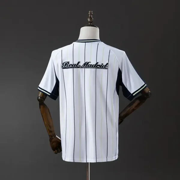 fan-laliga-real-madrid-real-madrid-beisbolera-blanco-2025-26_1.webp Real Madrid Beisbolera Blanco 2025-26 - Versión Fan
