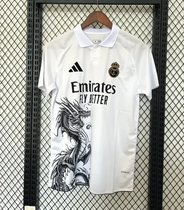 fan-laliga-real-madrid-real-madrid-especial-dragon-sutil-2025-26_0.webp Real Madrid Especial Dragón Sutil 2025-26 - Versión Fan