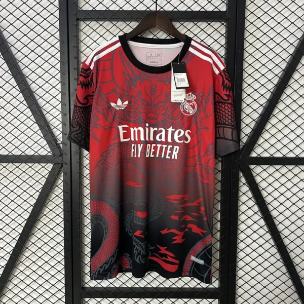 fan-laliga-real-madrid-real-madrid-especial-rojo-2024-25_0.webp Real Madrid Especial Rojo 2024-25 - Versión Fan