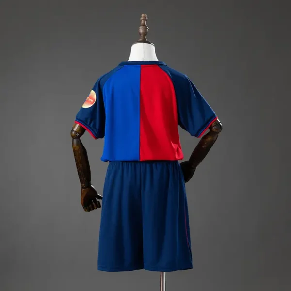 nino-laliga-barcelona-barcelona-100-aniversario-local-1999-00_1.webp Barcelona 100 Aniversario Local 1999-00 - Versión Niño