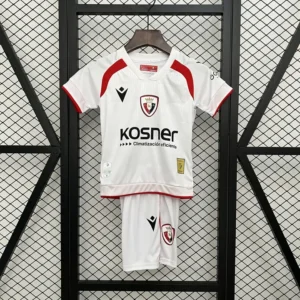 nino-laliga-osasuna-osasuna-alternativa-2025-26_0.webp Osasuna Alternativa 2025-26 - Versión Niño