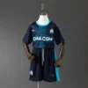 nino-ligue1-olympique-de-marsella-marseille-azul-marino-visitante-2025-26_0.webp Marseille Azul Marino Visitante 2025-26 - Versión Niño