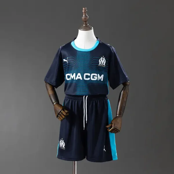 nino-ligue1-olympique-de-marsella-marseille-azul-marino-visitante-2025-26_0.webp Marseille Azul Marino Visitante 2025-26 - Versión Niño