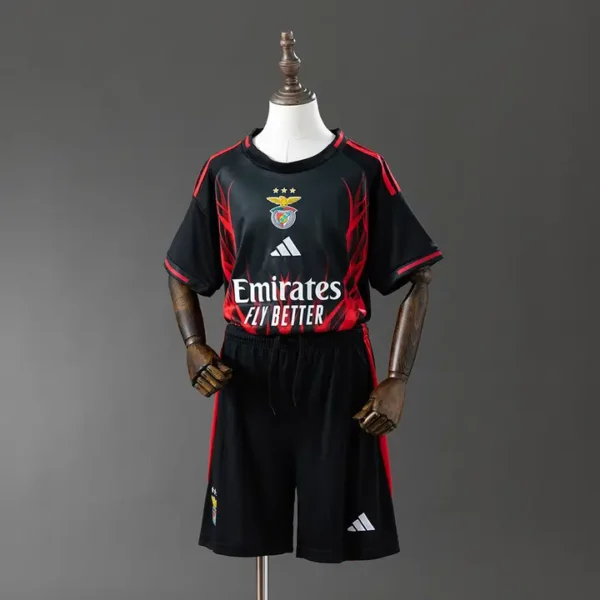 nino-portugal-benfica-benfica-entrenamiento-negro-2025-26_0.webp Benfica Entrenamiento Negro 2025-26 - Versión Niño