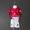 nino-premier-manchester-united-manchester-united-local-2025-26_0.webp Manchester United Local 2025-26 - Versión Niño
