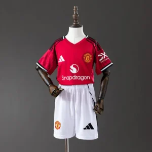 nino-premier-manchester-united-manchester-united-local-2025-26_0.webp Manchester United Local 2025-26 - Versión Niño