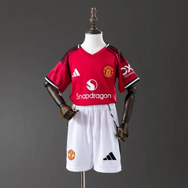 nino-premier-manchester-united-manchester-united-local-2025-26_0.webp Manchester United Local 2025-26 - Versión Niño