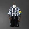 nino-premier-newcastle-united-newcastle-united-full-local-2025-26_0.webp Newcastle United Full Local 2025-26 - Versión Niño