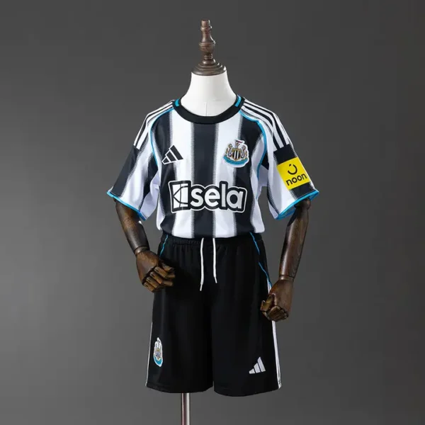 nino-premier-newcastle-united-newcastle-united-full-local-2025-26_0.webp Newcastle United Full Local 2025-26 - Versión Niño