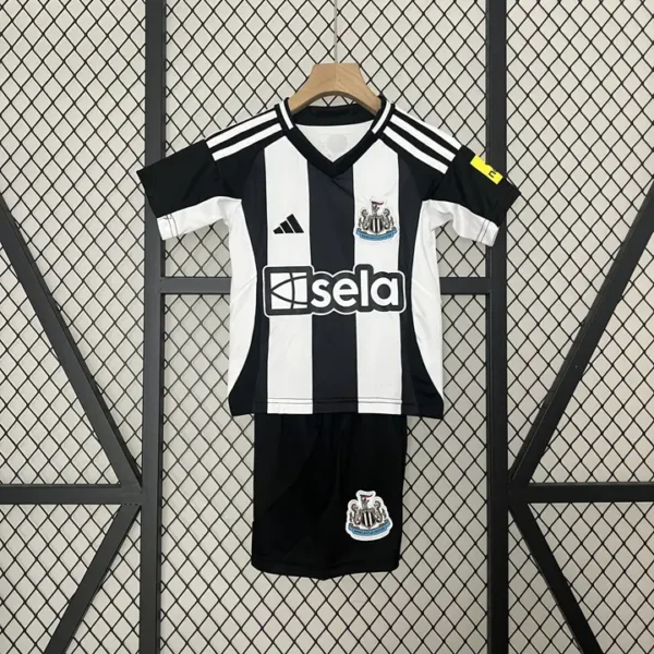 nino-premier-newcastle-united-newcastle-united-local-2024-25_0.webp Newcastle United Local 2024-25 - Versión Niño
