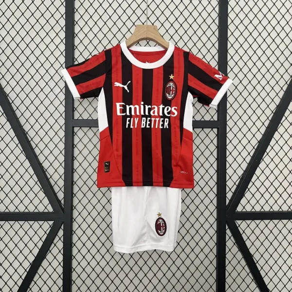 nino-seriea-ac-milan-ac-milan-local-2024-25_0.webp AC Milan Local 2024-25 - Versión Niño