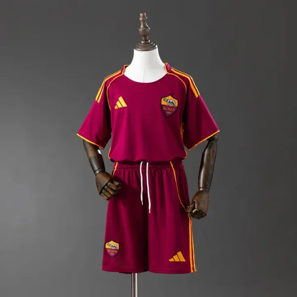nino-seriea-roma-as-roma-local-2025-26_0.webp As Roma Local 2025-26 - Versión Niño