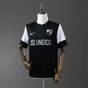 retro-laliga-malaga-malaga-visitante-2013_0.webp Malaga Visitante 2013 - Versión Retro