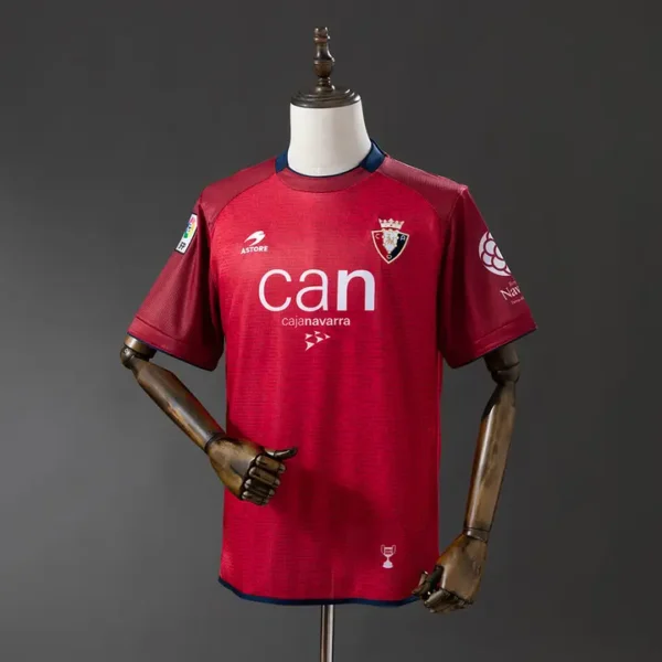 retro-laliga-osasuna-osasuna-local-2005_0.webp Osasuna Local 2005 - Versión Retro