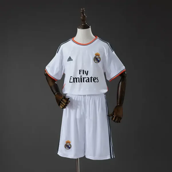 Real Madrid Local 2013-14 (mover niño) - Versión Retro