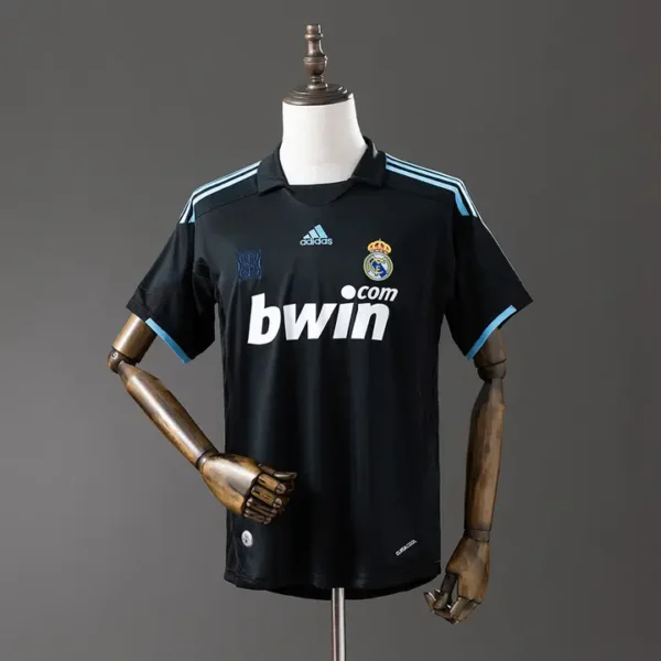 retro-laliga-real-madrid-real-madrid-visitante-2009-10_0.webp Real Madrid Visitante 2009-10 - Versión Retro
