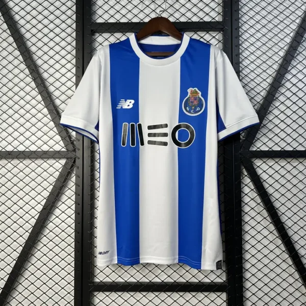 retro-portugal-porto-porto-local-2017-18_0.webp Porto Local 2017-18 - Versión Retro
