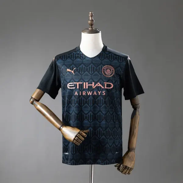retro-premier-manchester-city-manchester-city-visitante-2020-21_0.webp Manchester City Visitante 2020-21 - Versión Retro