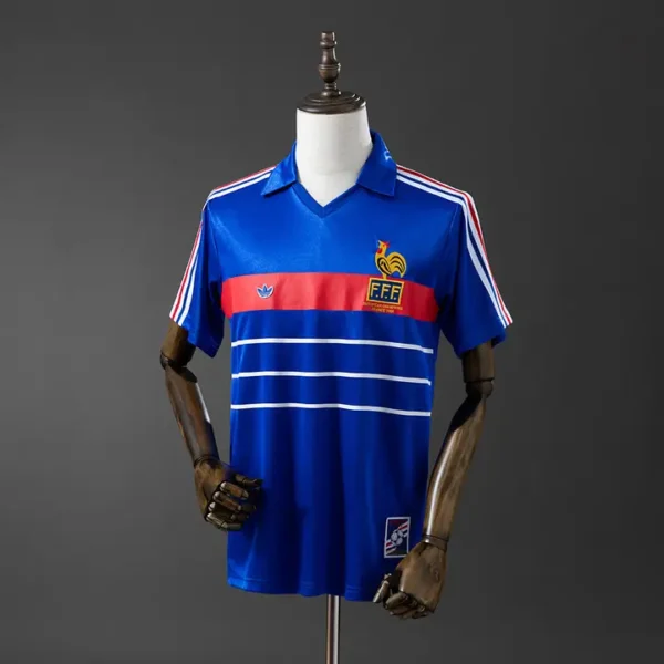 retro-sel-uefa-francia-francia-local-1984_0.webp Francia Local 1984 - Versión Retro