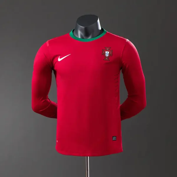 retro-sel-uefa-portugal-portugal-local-2012_0.webp Portugal Local 2012 - Versión Retro