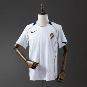 retro-sel-uefa-portugal-portugal-visitante-2004_0.webp Portugal Visitante 2004 - Versión Retro