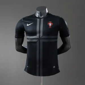 retro-sel-uefa-portugal-portugal-visitante-2013_0.webp Portugal Visitante 2013 - Versión Retro