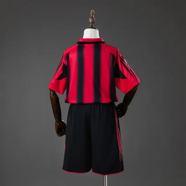 retro-seriea-ac-milan-ac-milan-local-2004-05_1.webp AC Milan Local 2004-05 - Versión Retro