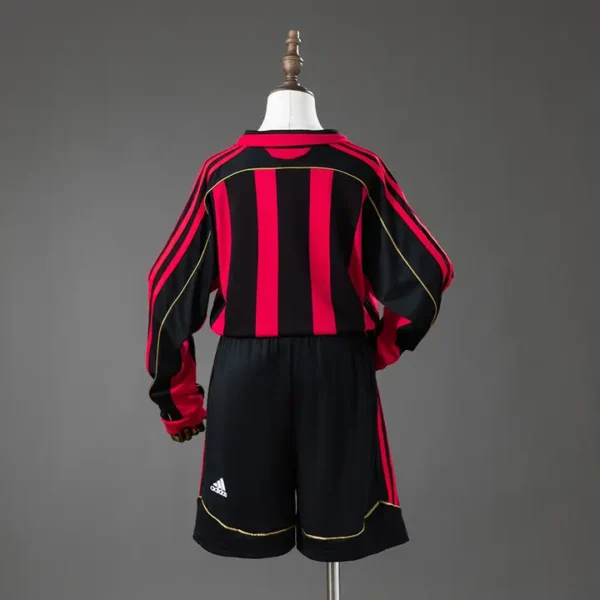retro-seriea-ac-milan-ac-milan-local-2006-07_1.webp AC Milan Local 2006-07 - Versión Retro