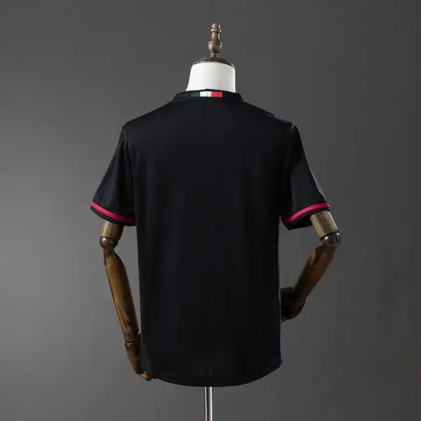 retro-seriea-ac-milan-ac-milan-local-2016-17_1.webp AC Milan Local 2016-17 - Versión Retro