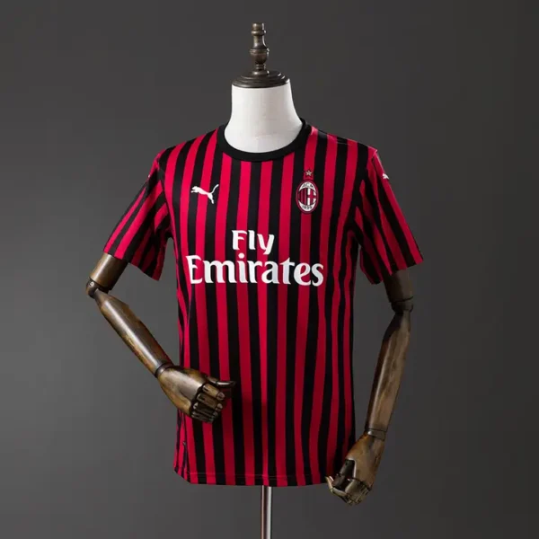 retro-seriea-ac-milan-ac-milan-local-2019-20_0.webp AC Milan Local 2019-20 - Versión Retro