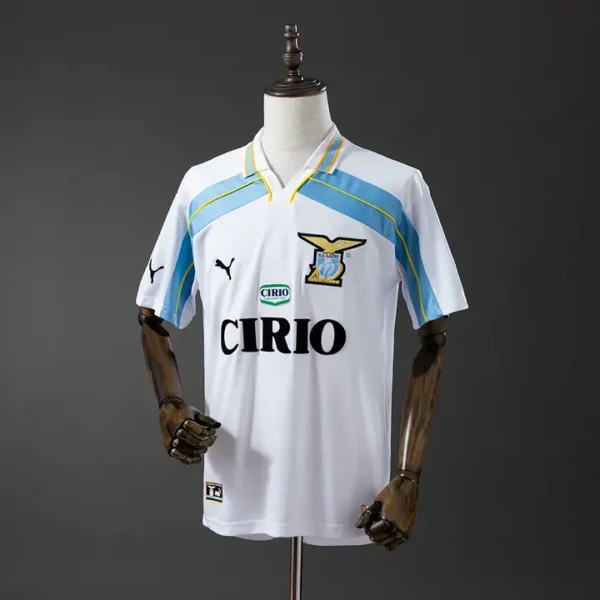 retro-seriea-lazio-lazio-alternativa-visitante-1998-00_0.webp Lazio Alternativa Visitante 1998-00 - Versión Retro
